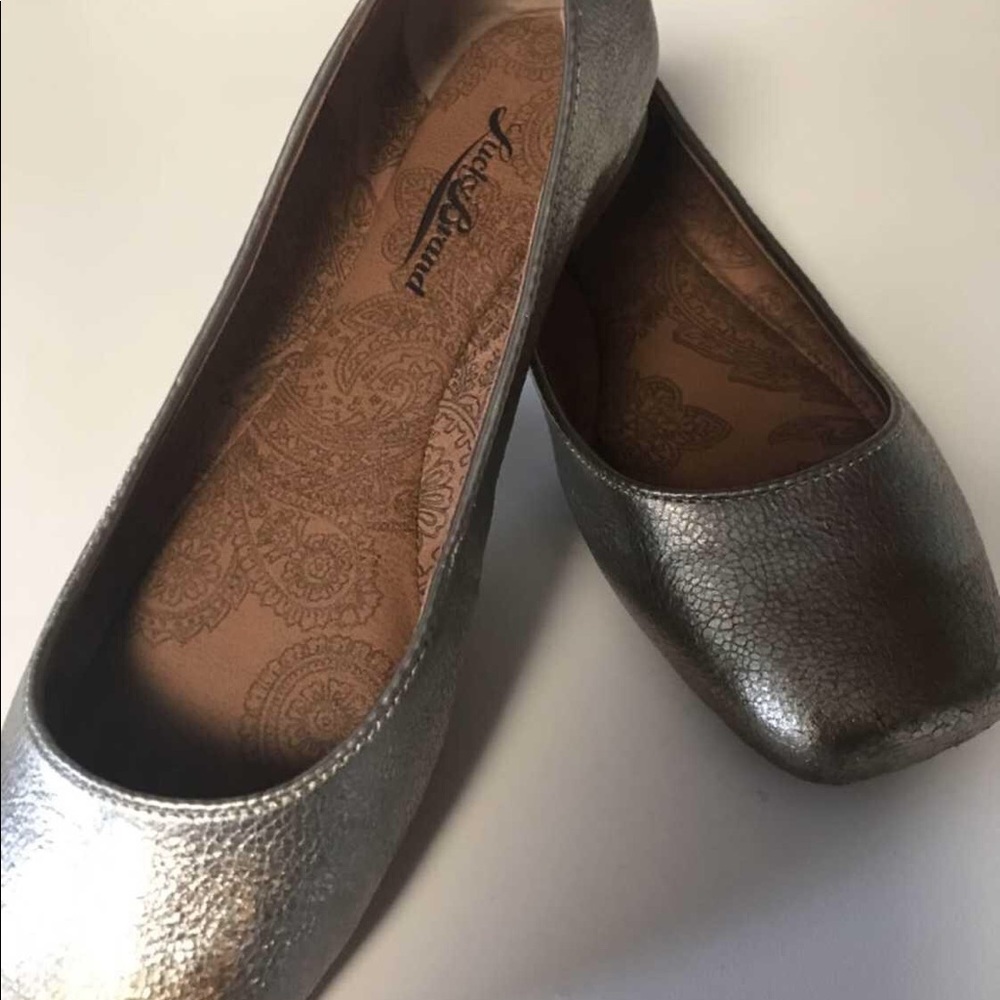 Metallic flats